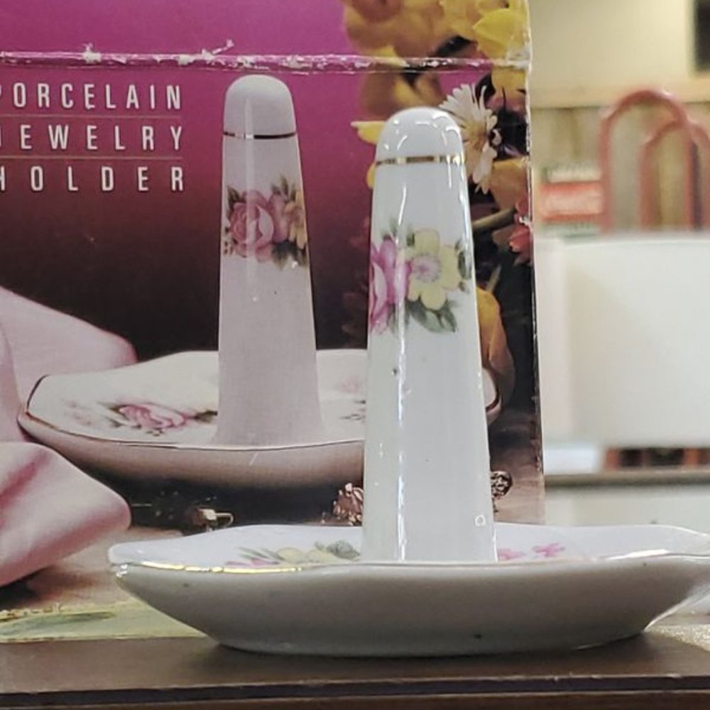 Retro Valmont Collection Porcelain Ring Holder